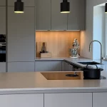 Grau Küche: Fronten sandgrau, Arbeitsplatte Naturstein, Rückwand in Eiche schlicht